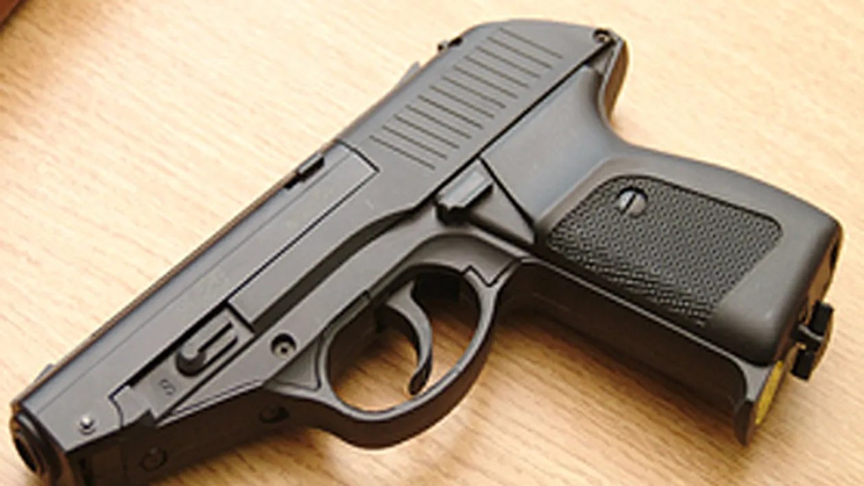 Un adolescent de 16 ani din Bucureşti a tras cu pistolul într-un magazin! Citeşte motivul incredibil pentru care a făcut asta!