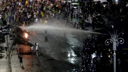8 ani de la 10 august. Marile controverse, de la „gazul ucigaș” la camionul cu pietre „adus de Dragnea”. Mărturiile unui șef al Jandarmeriei: „S-a tras cu gaz neconform de pe clădirile din piață. Nu a fost jandarmeria”
