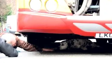 A scapat teafar de sub rotile autobuzului