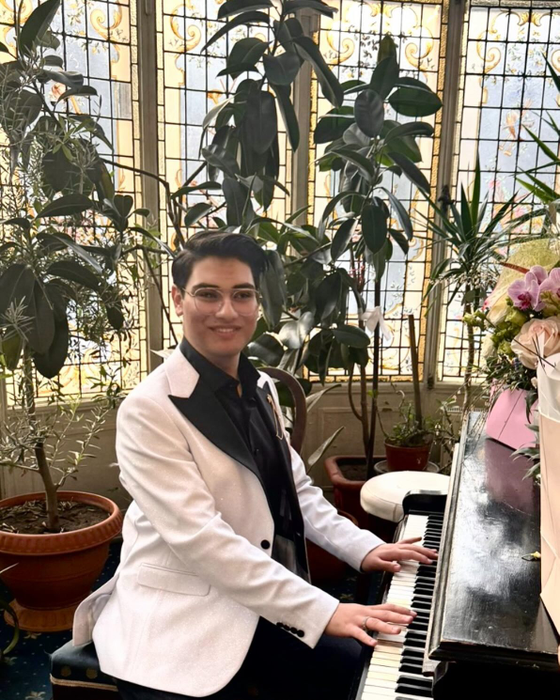 David este foarte talentat și va urma o facultate în Anglia