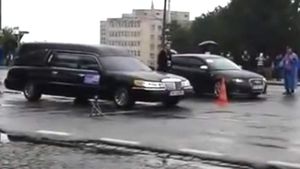 "Pleaca, ma, de aici. Nu cred" Un barbat din Pitesti s-a dus la "liniuta" cu dricul si s-a intrecut cu un Audi A3! Cine a castigat