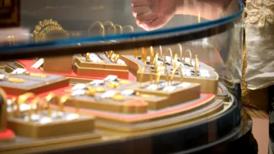 O influenceriță româncă a fost arestată în Franța, după ce a furat o brățară Louis Vuitton de peste 36.000 de euro