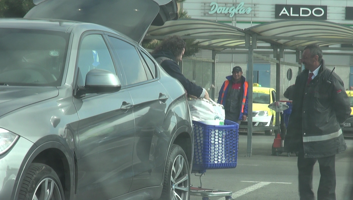 Paznicul îi explică lui Pepe că nu avea voie să parcheze în respectivul loc