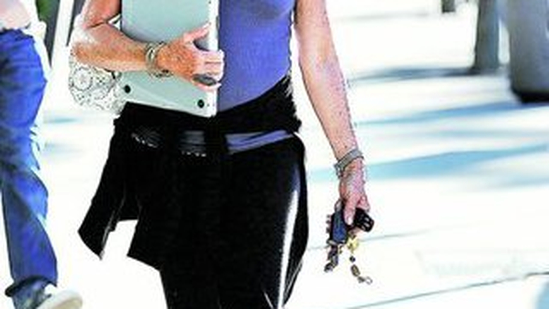 Goldie Hawn a iesit la plimbare! Neepilata si cu pantofi cu degete