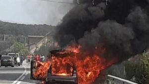 O mașină s-a făcut scrum după ce a luat foc în mers. Șoferul a reușit să se salveze în ultimul moment