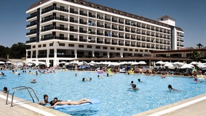 O fetiță de 7 ani s-a înecat la piscină, în Sunny Beach. Românii cer ajutor pentru a afla condițiile în care s-a stins