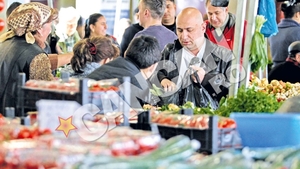 "MasterChef"-ul Catalin Scarlatescu se aprovizioneaza din Obor! Ia uite-l cum se targuieste cu taranii!