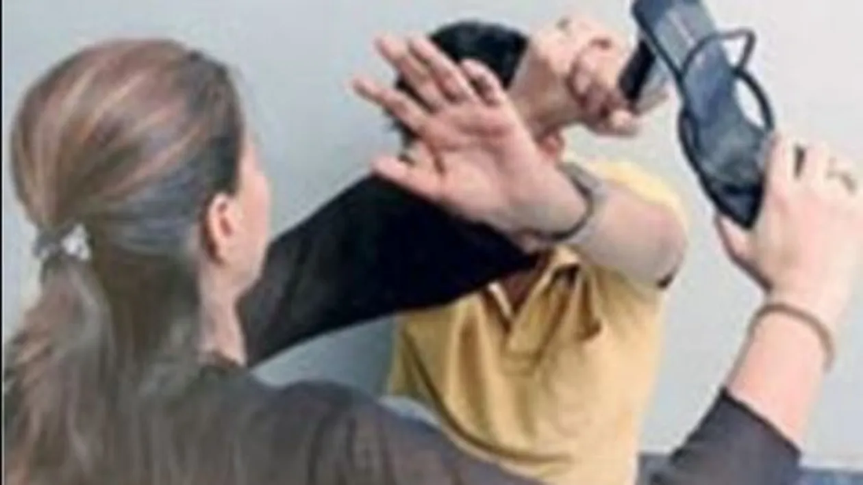 O femeie din Bistriţa şi-a bătut bărbatul, după o ceartă. De frică, omul a cerut ordin de protecţie