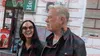 James Hetfield de la Metallica, plimbare romantică cu iubita la Universitate. Un fan a încercat să facă o poză cu el, dar a fost refuzat