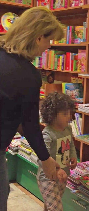 Maria Bădescu îşi ia nepoţica din zona cu jucării