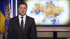 Ce înseamnă, de fapt, semnul de pe tricoul lui Zelenski. Mulți credeau că este un simbol nazist