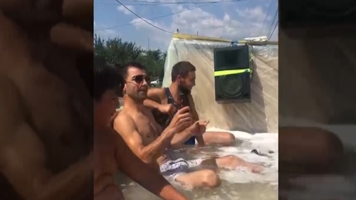 Să vezi și să nu crezi! Ce le-a trecut prin cap unor prieteni din Ilfov. Trecătorii au rămas muți de uimire