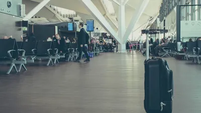 Câți bani cash poți avea la tine când călătorești cu avionul, de fapt. Amenzi uriașe dacă nu declari suma