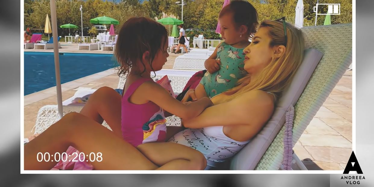Andreea Bălan, gafă în timp ce se afla la piscină cu fiicele. I s-au văzut zonele intime prin costumul de baie alb și decupat | VIDEO