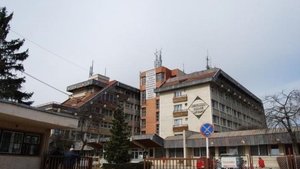 O elevă de 13 ani din Brașov, la spital după ce a căzut pe geamul școlii