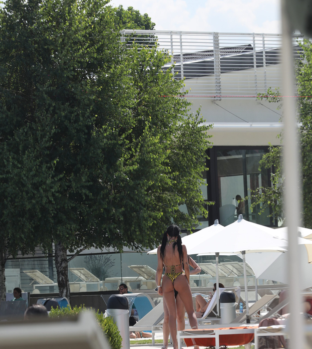 Raluca, sexy în costum de baie