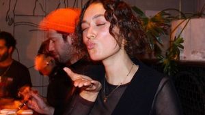 În 2021, tânăra din imagine s-a cuplat pe net cu un bărbat care i-a zis că e "agent FBI". Acum, după 3 ani, a aflat adevărul. Cine e iubitul ei, de fapt