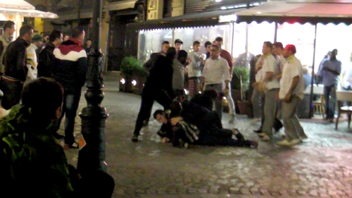 Shaorma cu de toate: bataie, injuraturi si politie! Imagini terifiante cu un scandal care a explodat in Centrul Vechi!