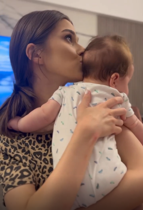 Theo Rose, alături de băiețelul ei, Sasha/ Sursa foto: Instagram
