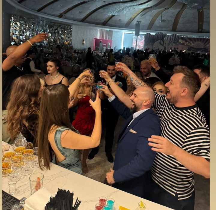 Mai rar s-a văzut aşa naş! Cum s-a îmbrăcat Cabral la nunta Roxanei Hulpe. FOTO şi VIDEO