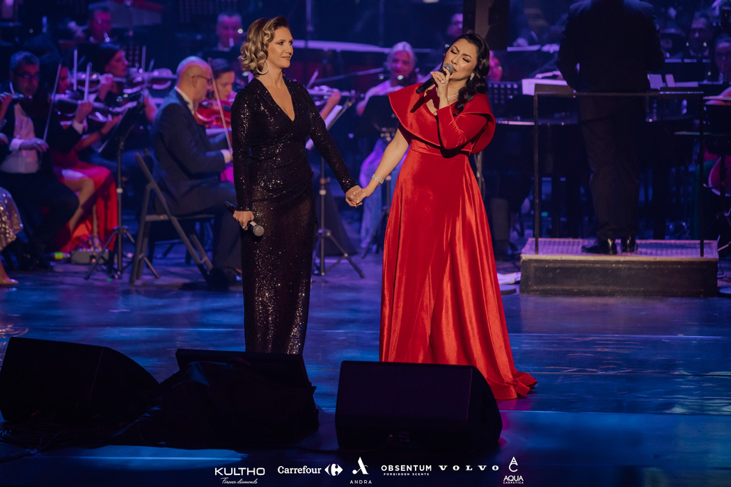 Andra Măruță alături de Adela Popescu, pe scena Operei Naționale (Sursă: Facebook)