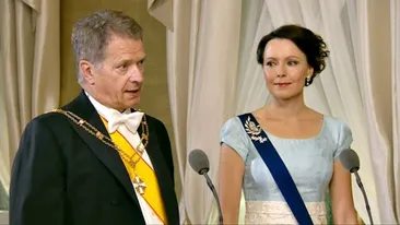 E imaginea anului! Președintele Finlandei stă pe scări, în fund, la o prezentare de carte! Ce s-a întâmplat și ce au răspuns organizatorii când au fost contactați din România