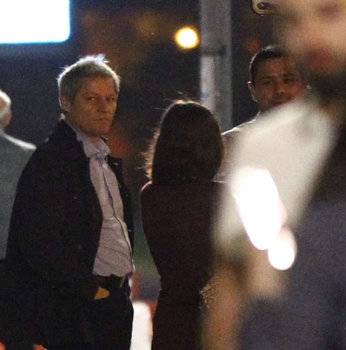 Dacian Cioloș o conduce pe tânără spre casă