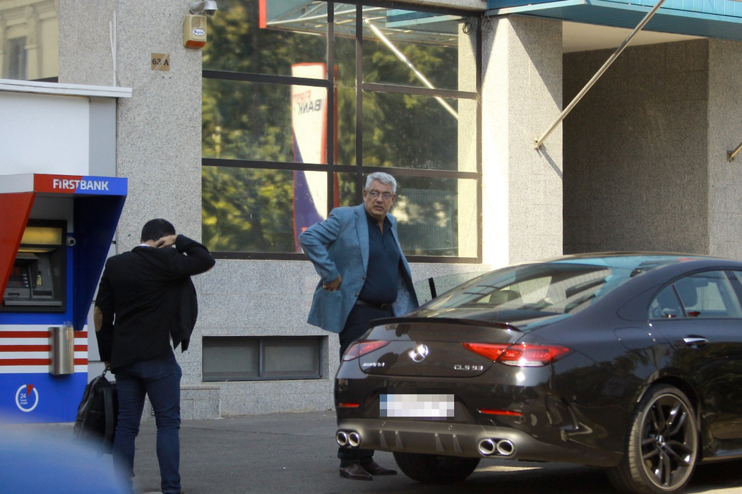 Mihai Tudose a ajuns la restaurant cu bolidul de peste 100.000 de euro și peste 400 de cai putere