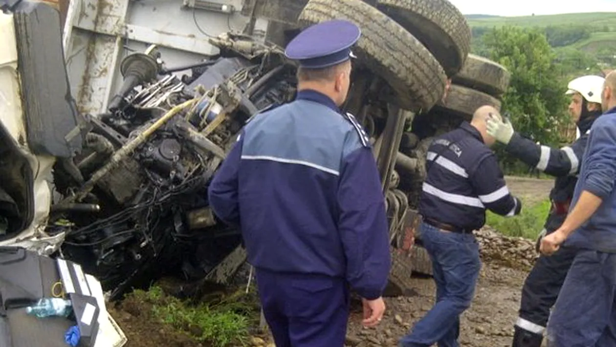 Trei persoane au murit, iar alte doua sunt grav ranite in urma unui accident rutier, in Caras-Severin