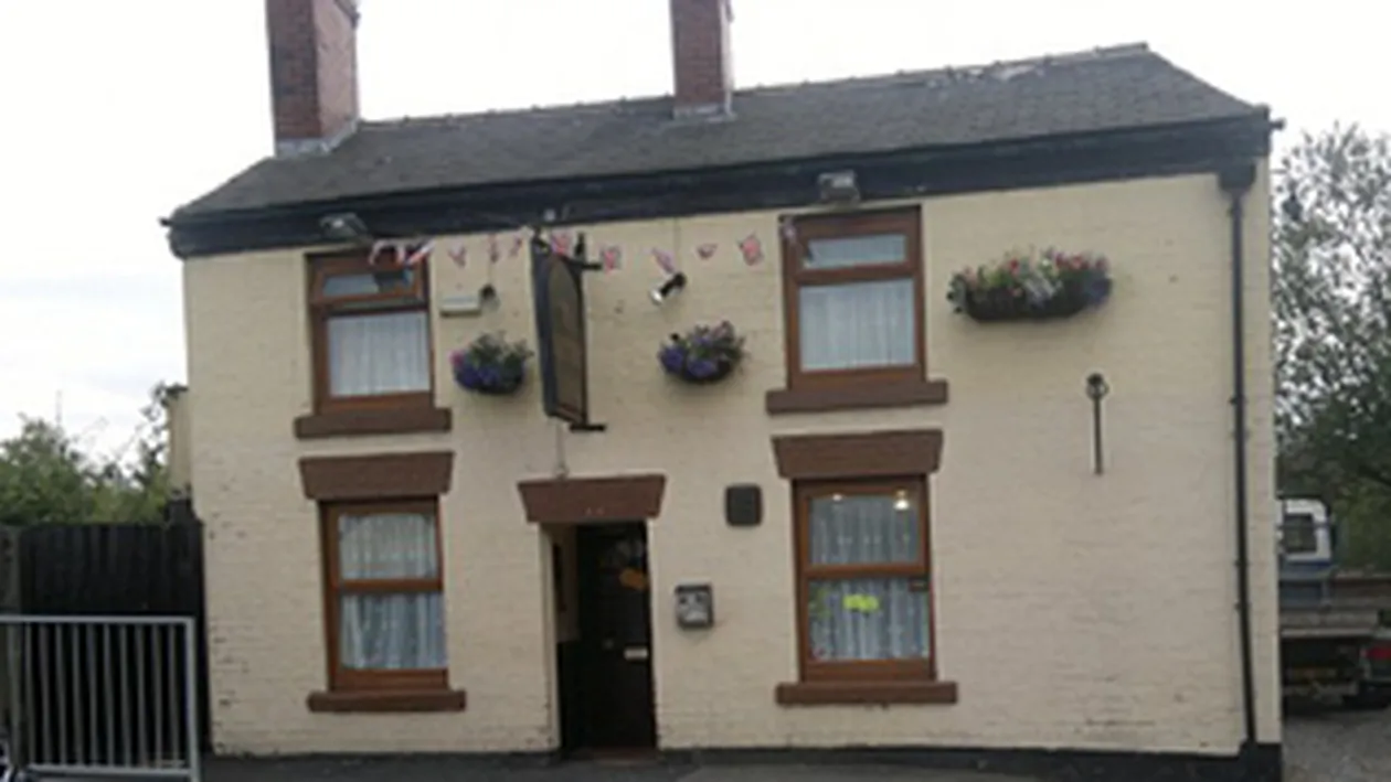 O gluma foarte...colorata! Mov, cu buline roz - asa au vopsit niste clienti un bar