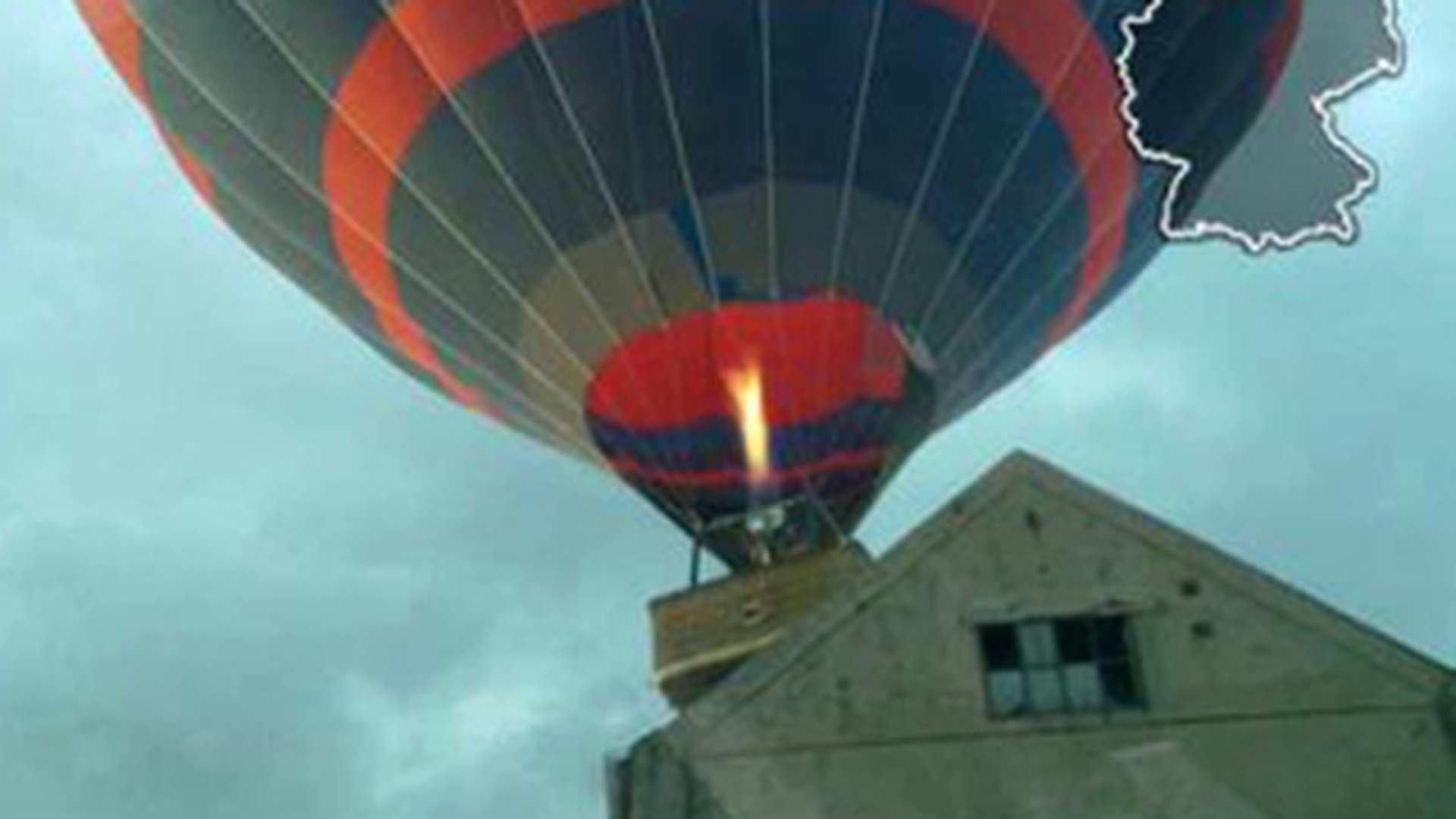 Un balon cu aer cald s-a prabusit peste o fabrica