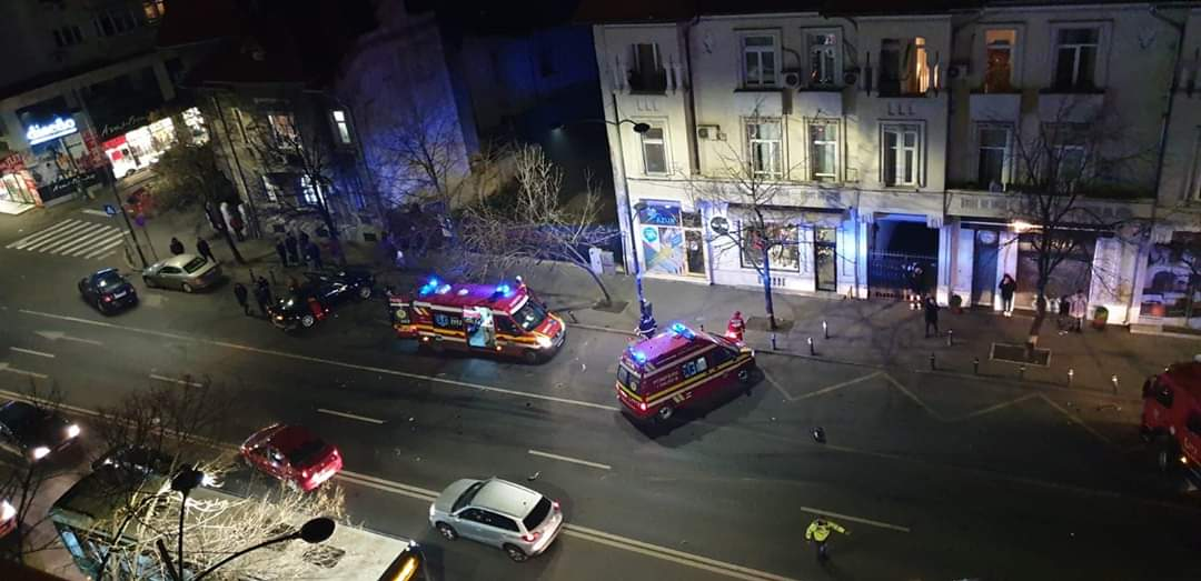 Accident în Capitală! Un autobuz STB și două mașini, implicate. Unul dintre vehicule, răsturnat