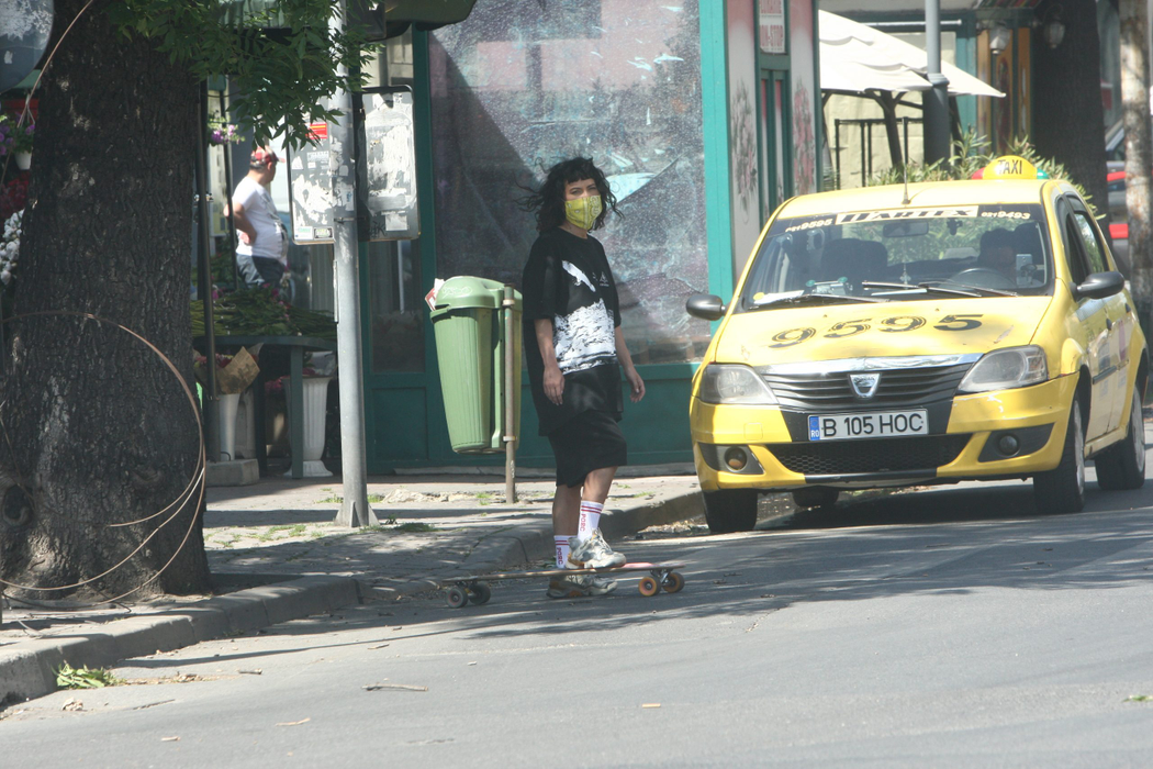 Inna s-a asigurat de două ori înainte de a traversa strada