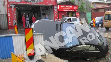 INCREDIBIL! Uite cum arata un Mercedes cazut intr-o groapa de 2 metri de pe Soseaua Petricani! Masina ar apartine unui om de fotbal!