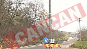 Ca la noi! Stalp de electricitate IN MIJLOCUL SOSELEI!