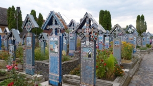 Puțini români știu asta! Ce scrie pe crucea omului care a fondat Cimitirul Vesel de la Săpânța
