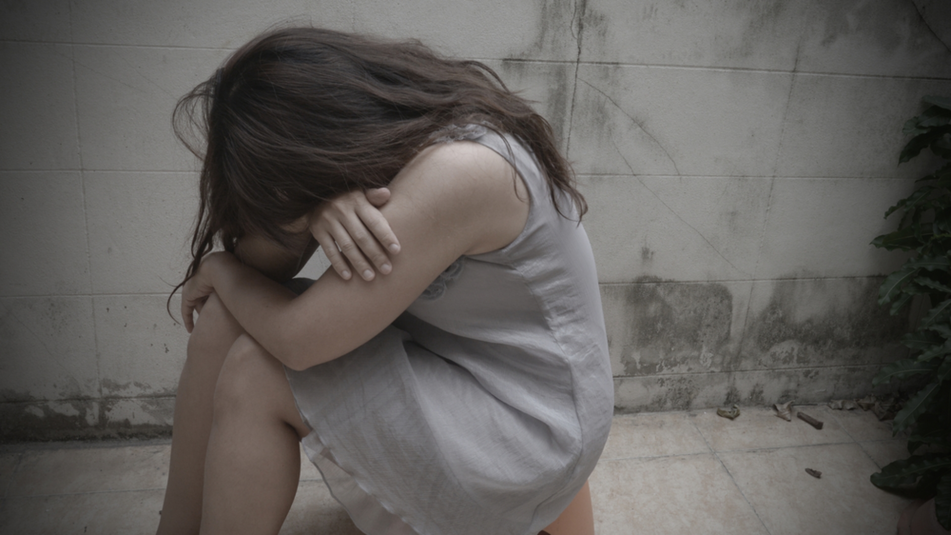 Tânără de 18 ani din Prahova, sechestrată și obligată să se culce cu mai mulți bărbați