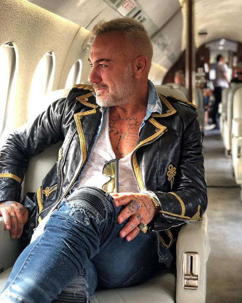 Gianluca Vacchi în avionul său privat