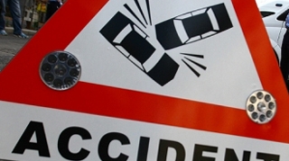 Un tanar de 19 ani a intrat cu masina intr-o conducta de gaze si a daramat portile unei case