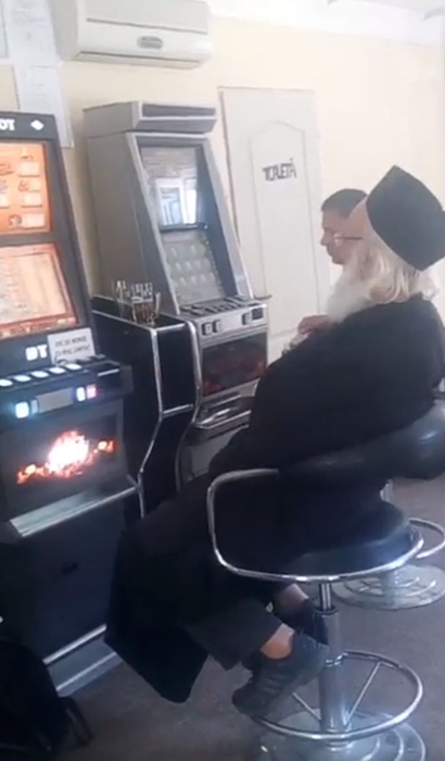 Preotul a fost filmat în interiorul unui bar, la păcănele