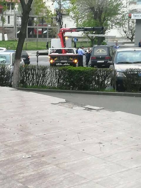 Poliția locală din Craiova, misiune „imposibilă”! Oamenii legii au ridicat un dric parcat ilegal. Șoferul a fost de negăsit