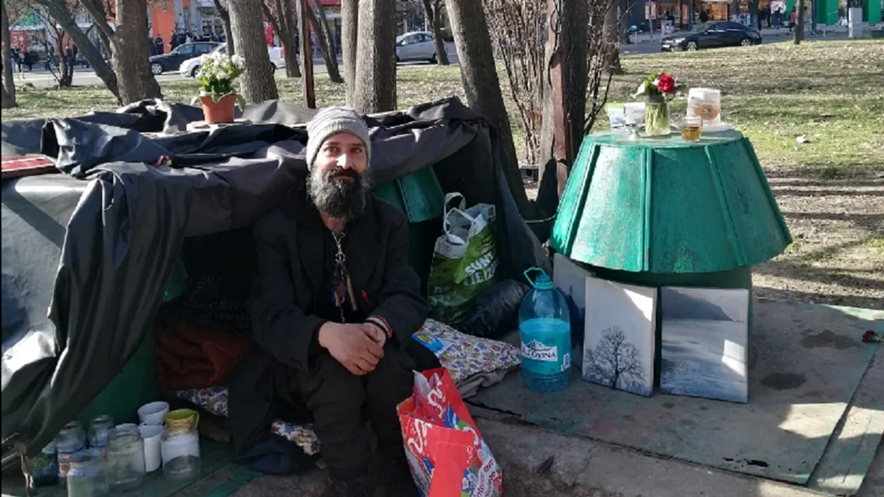 Strigătul de ajutor al lui Călin, din București. Omul străzii, care locuiește la Piața Unirii, a fost jefuit și amendat de polițiști cu 200 de lei