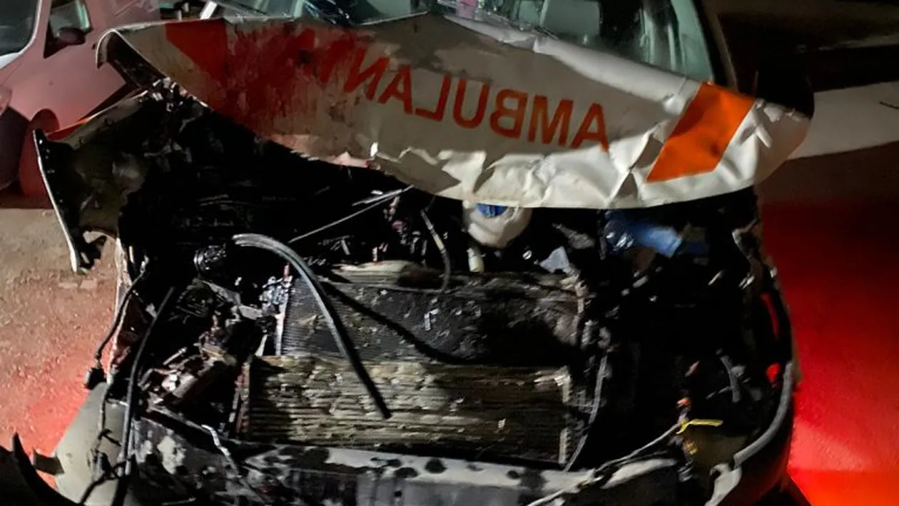 Accident cu ambulanța. Șoferul consumase alcool și a lovit doi măgari. Asistentul a fost rănit