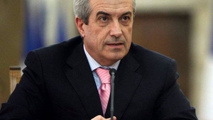 Călin Popescu Tăriceanu, surprins în trenul spre Braşov, la discuţii cu călătorii
