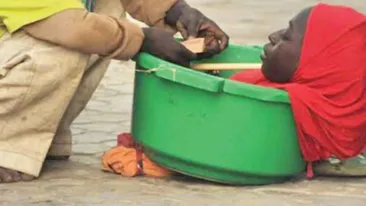 Caz incredibil! Corpul NU i s-a dezvoltat, dar inca traieste! Povestea incredibila a fetei blocate intr-o galeata de plastic!