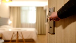 Un turist a închiriat prin Airbnb o cameră în Londra care era, de fapt, o toaletă cu pat! Țeapa anului: „Îți mulțumim că ne-ai contactat”