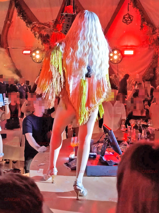 Loredana cântă pe bar în Nuba Mamaia