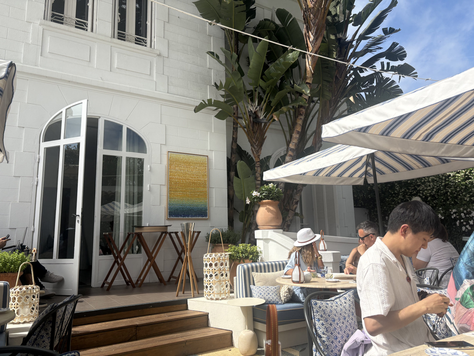 Check in | Experiența mea la Louis Vuitton Café din Saint-Tropez. Cât costă o cafea și o prăjitură în unul dintre cele mai exclusiviste locuri de pe Coasta de Azur