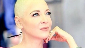 Celebra EDITH GONZALES îşi revine miraculos în lupta cu cancerul! După ce a renunţat la peruci, actriţei a început să îi crească din nou părul  