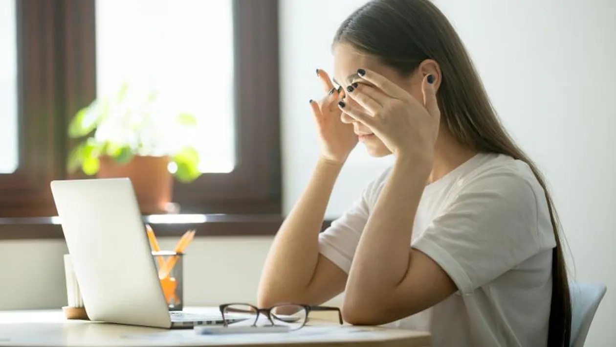 Gesturile care favorizează contaminarea cu noul coronavirus! Studiile arată că ne atingem de 23 de ori pe față, într-o oră. Ce putem face pentru a scăpa de acest obicei